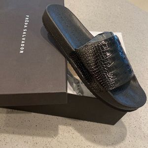 Freda Salvador black Lea crocodile pool slides, size 9